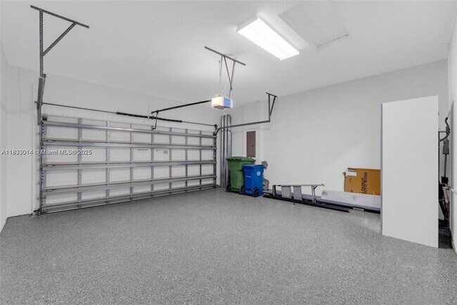 Building Photo - 2553 Bay Pointe Dr