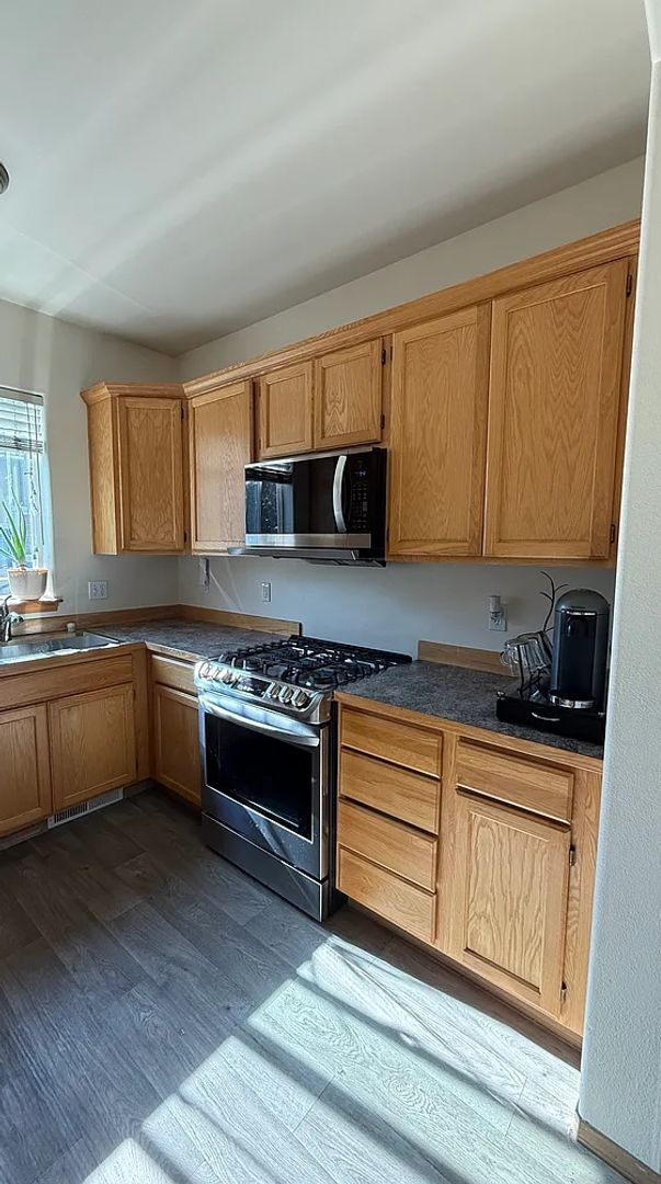 Building Photo - Spacious 3 Bedroom, 3 Bath End-Unit Condo ...