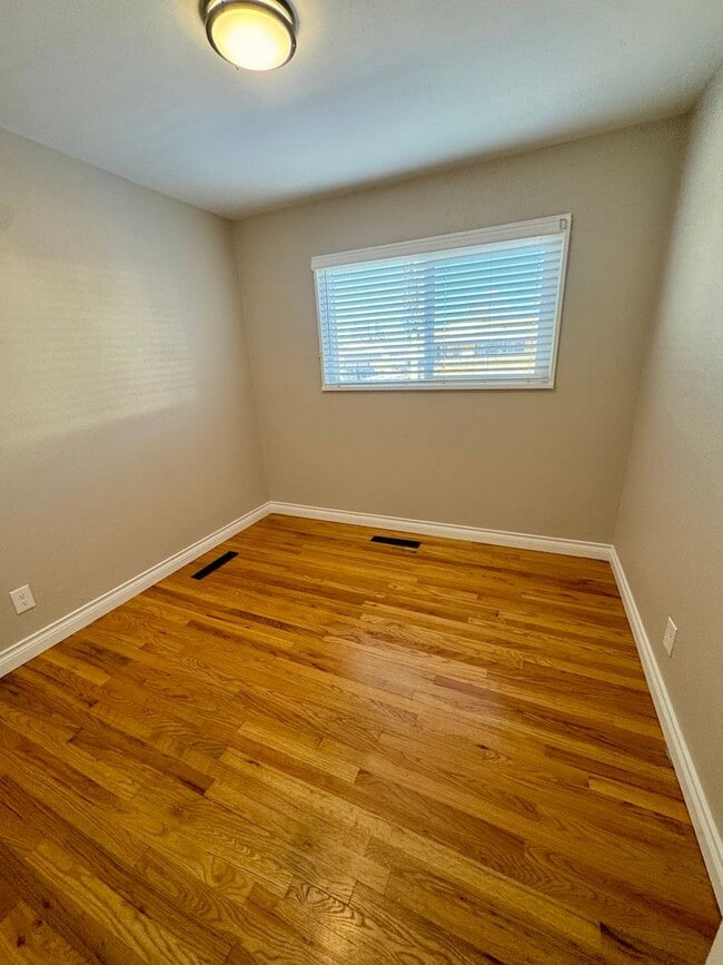 Building Photo - Charming 3 bedroom/2 bath close to UCCS