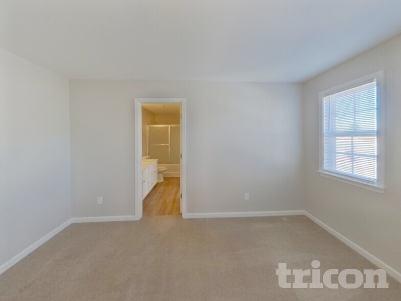 Building Photo - 806 Littleton Dr