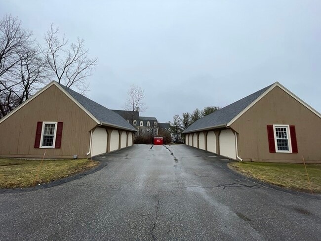 Building Photo - 28 Essex Green Ln