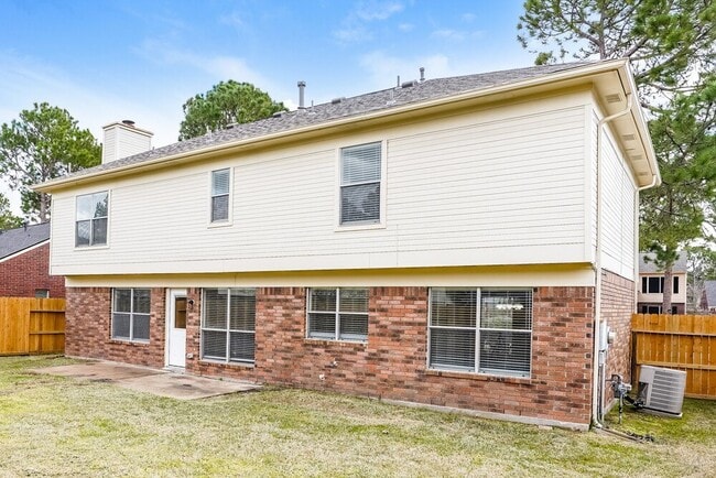 Building Photo - 18162 Holly Green Dr