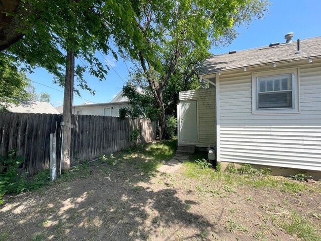 Building Photo - Large 1 bedroom home