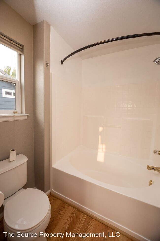 Building Photo - 2 br, 2.5 bath House - 1020 Fenwick Dr