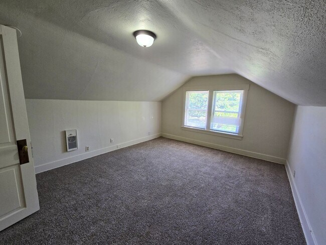 Building Photo - Garland District Home!