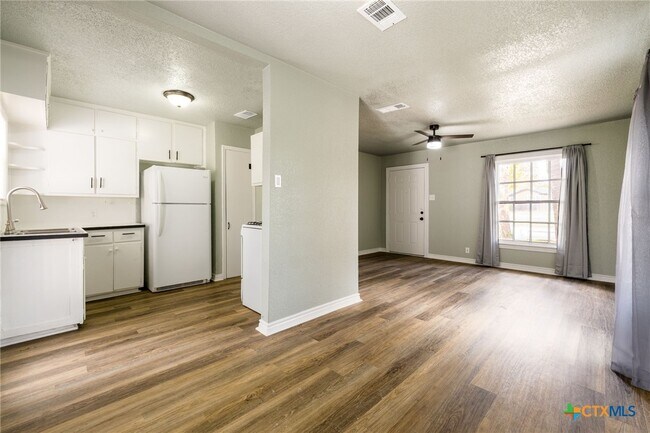 Building Photo - 1108 Stewart St