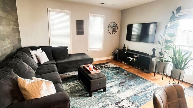 Building Photo - 792 Saratoga St