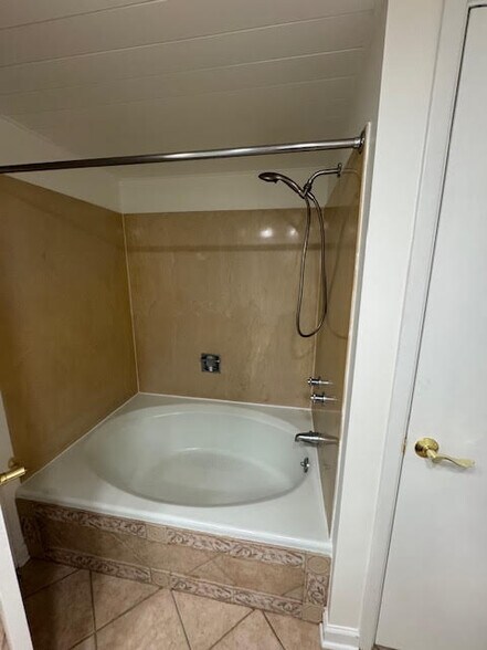 Building Photo - 228 Lanai Vlg