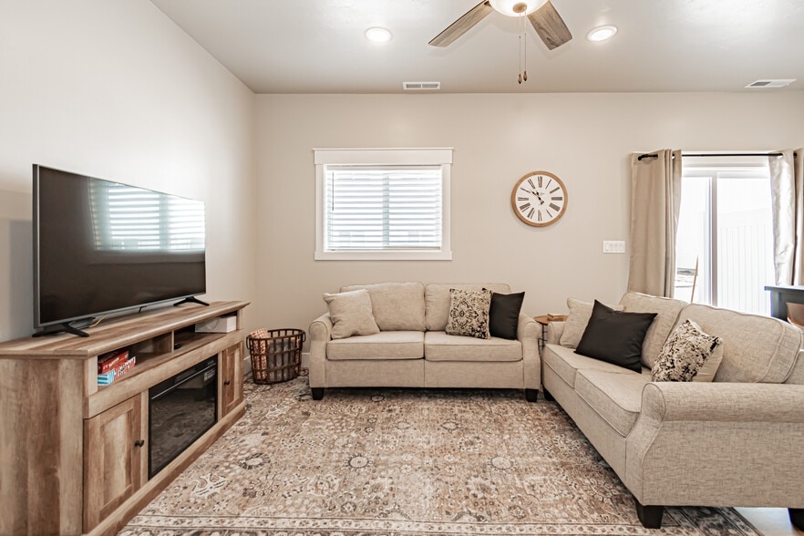 Building Photo - 380 S 3rd W