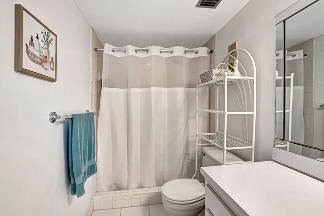 Building Photo - 6866 Huntington Ln