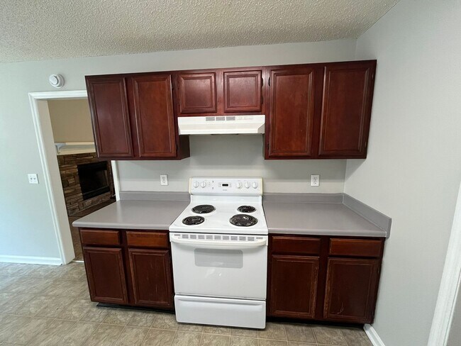 Building Photo - Off Hunter Rd! New Flooring and New Paint