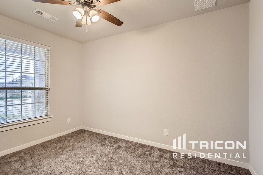 Building Photo - 1620 Village Creek Dr