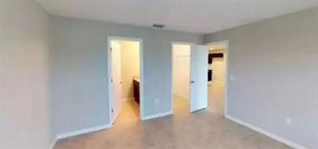 Building Photo - 4415 SW 9th Ave