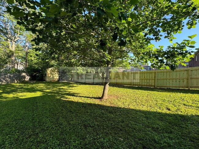 Building Photo - 105 Aster Pl