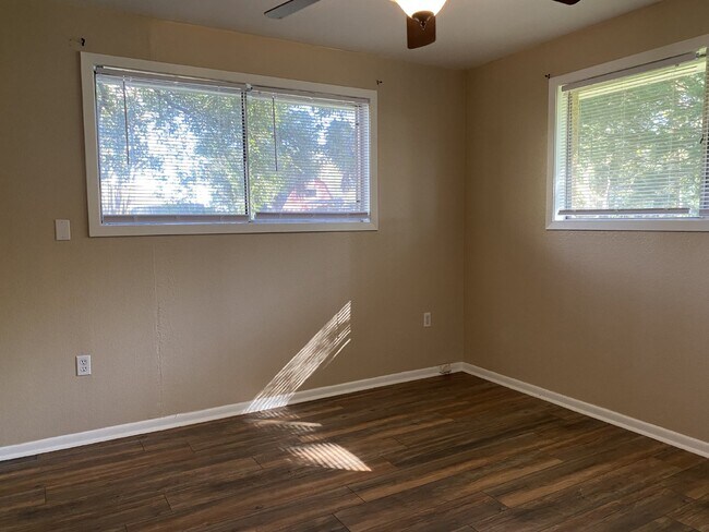 Building Photo - Charming 2 Bedroom Rental with Wood Floors in Port Allen!