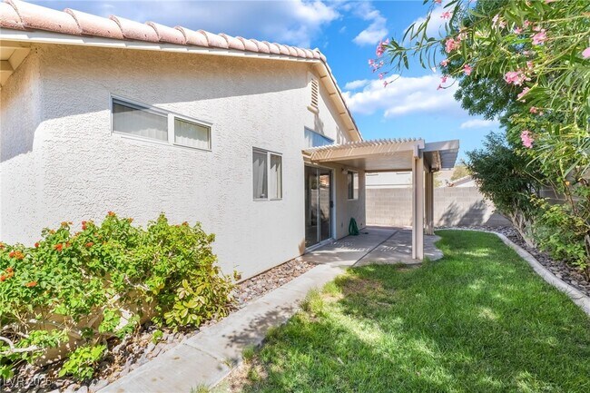 Building Photo - 5001 Light Springs Ave