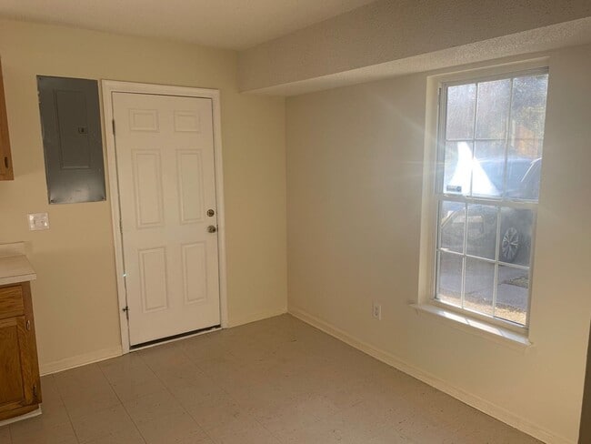 Building Photo - Quiet Country Living