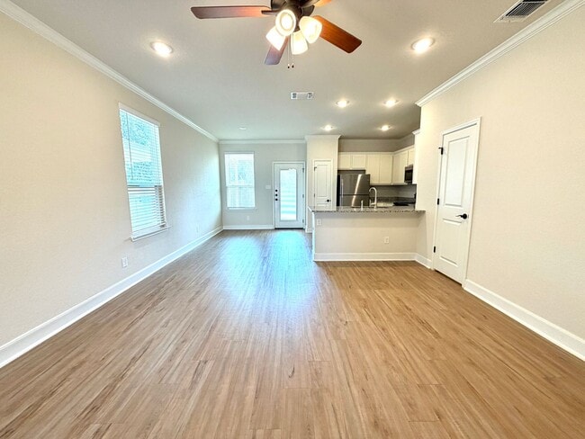 Building Photo - 10214 Lynwood Vlg