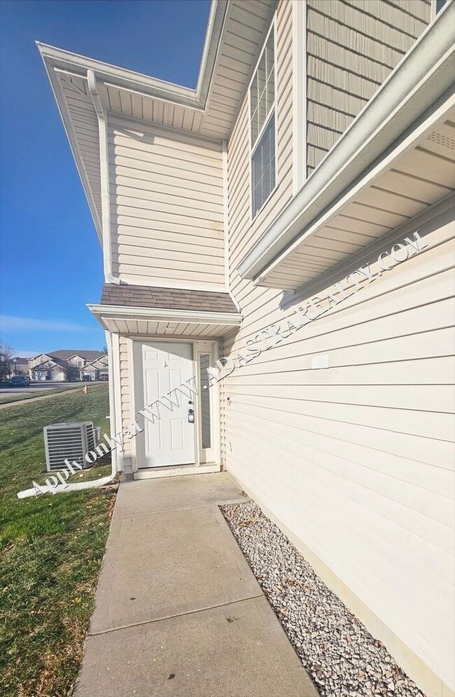 Building Photo - Beautiful Townhome in Blue Springs-Available NOW!!