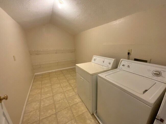 Building Photo - 3 Bedroom 2 Bathroom Duplex