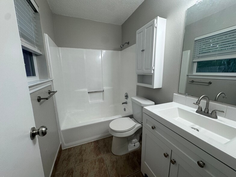 Building Photo - 700 Long Ct