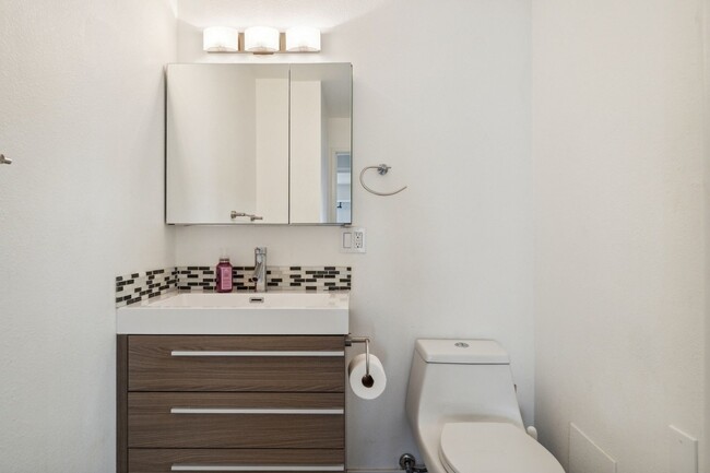 Building Photo - Charming 2BR Condo in Denver