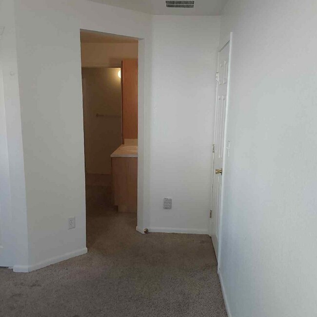 Building Photo - 2551 W 24th St