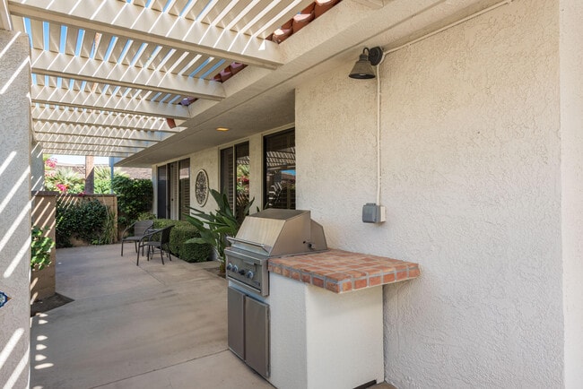 Building Photo - 66 Dartmouth Dr