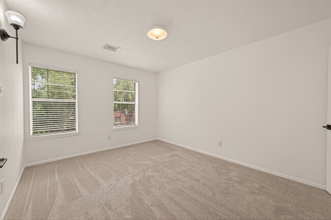 Building Photo - 2431 Parkwood Ln