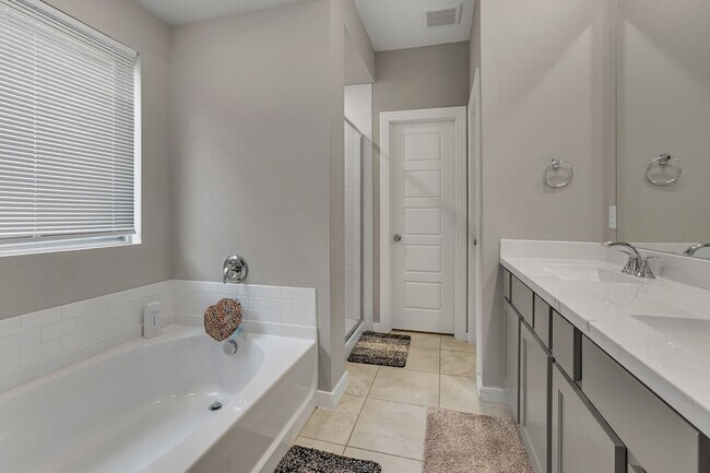 Building Photo - 4011 Logan Dr