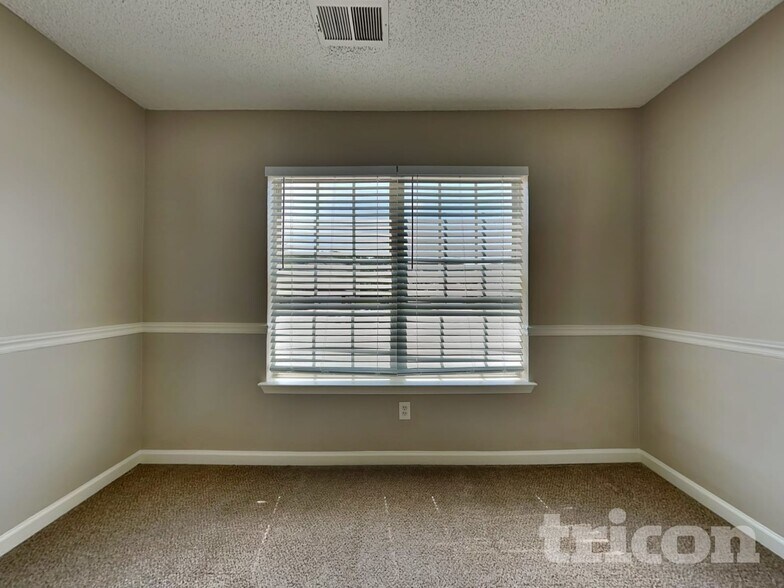 Building Photo - 240 Kings Cove