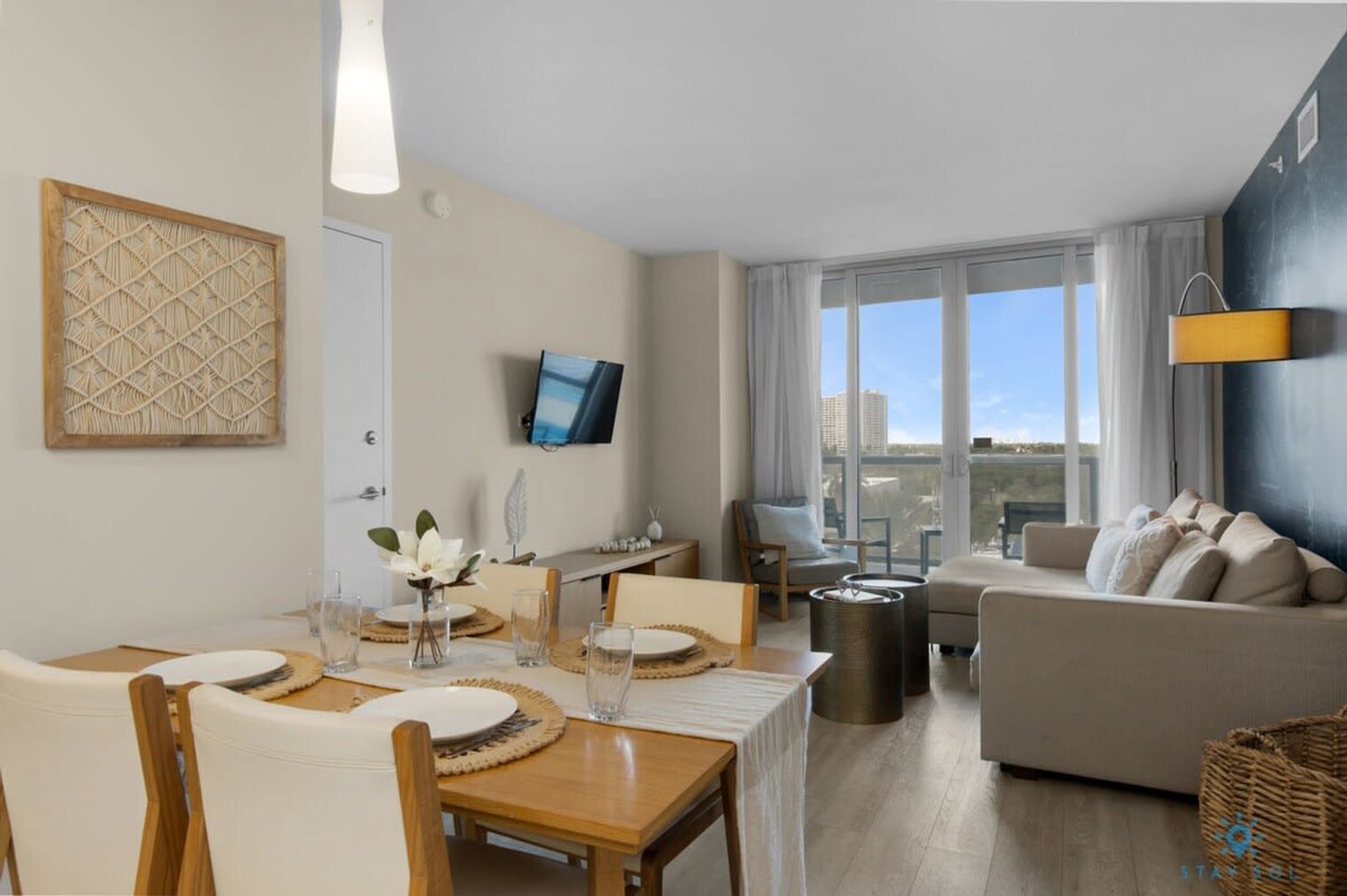Building Photo - 2602 E Hallandale Beach Blvd