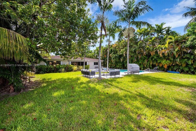 Building Photo - 9250 Bay Dr