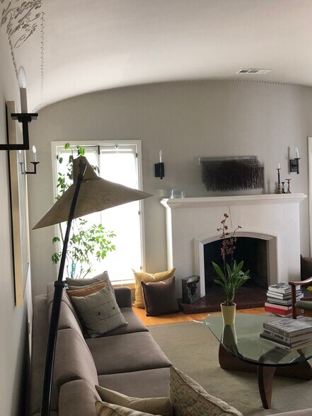 Building Photo - 148 S Orange Dr