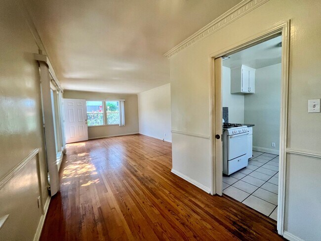 Interior Photo - Cozy 1 & 2 bedroom in Beverlywood