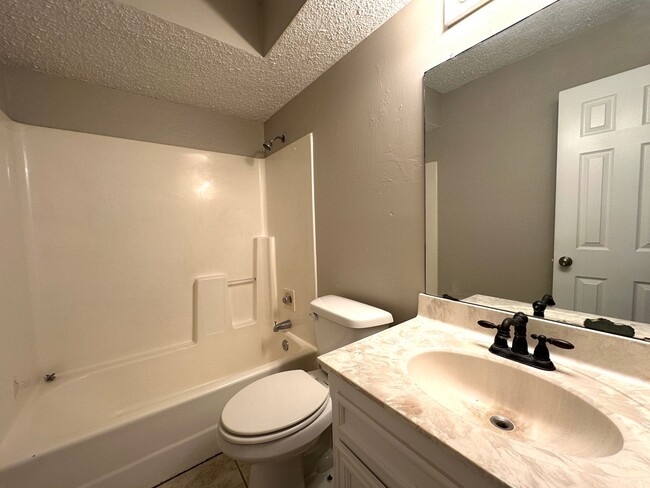 Building Photo - 3bed/2Bath Available 9/10