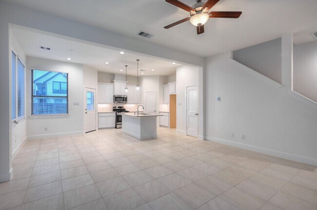 Building Photo - 1535 Crystal Stream Dr