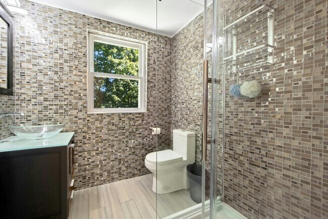 Building Photo - 231 Lagrange St