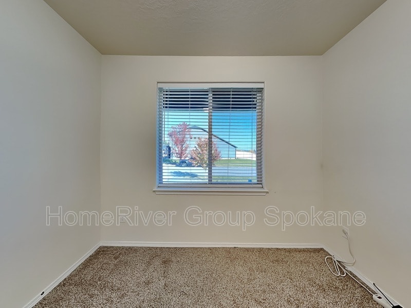 Building Photo - 1315 N Rogue River St