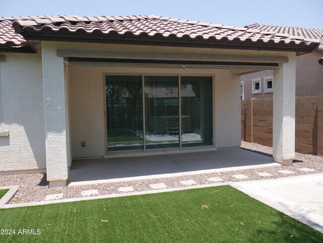 Building Photo - 10035 W Robin Ln