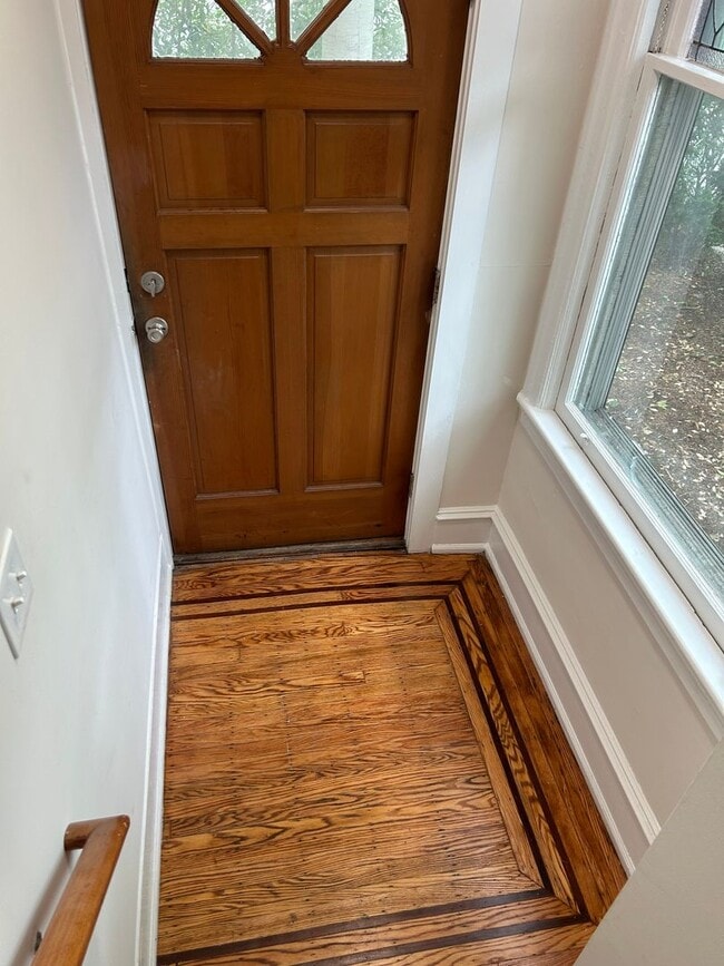 Building Photo - Renovated 2 Bed Apartment 1 block to downtown with Laundry and Central Air