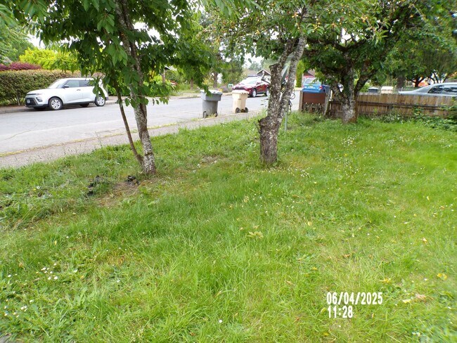 Building Photo - 4 bed 2 bath home for rent