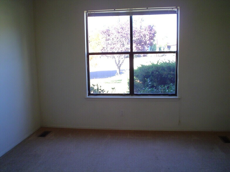 Front bedroom - 8512 Liberty Dr NE