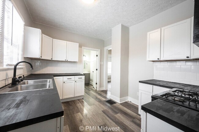 Building Photo - Charming 2 Bed, 1 Bath Rental in Indianapolis!