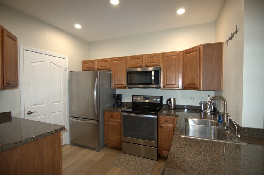 KITCHEN - 16013 S Desert Foothills Pky