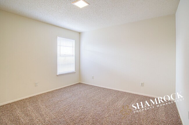 Building Photo - Duplex in Midway ISD!