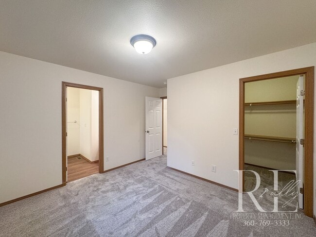 Building Photo - Freshly Updated Duplex with Private Yard & Garage on Quiet Dead-End Street