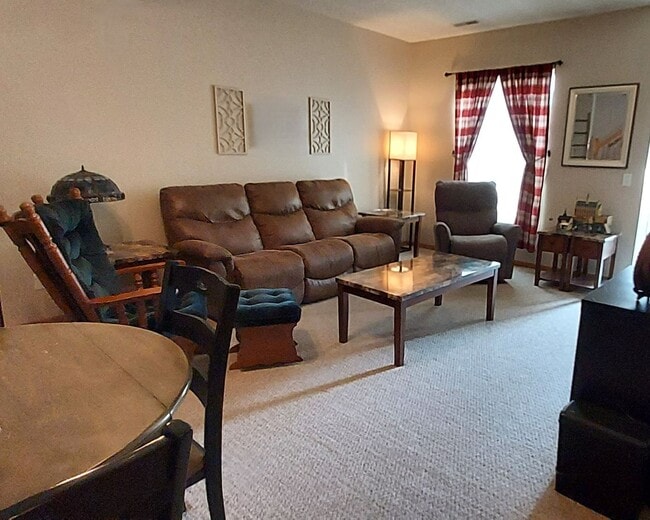 Building Photo - Nice 3 Bedroom 1.5 Bathroom Townhome in Hu...