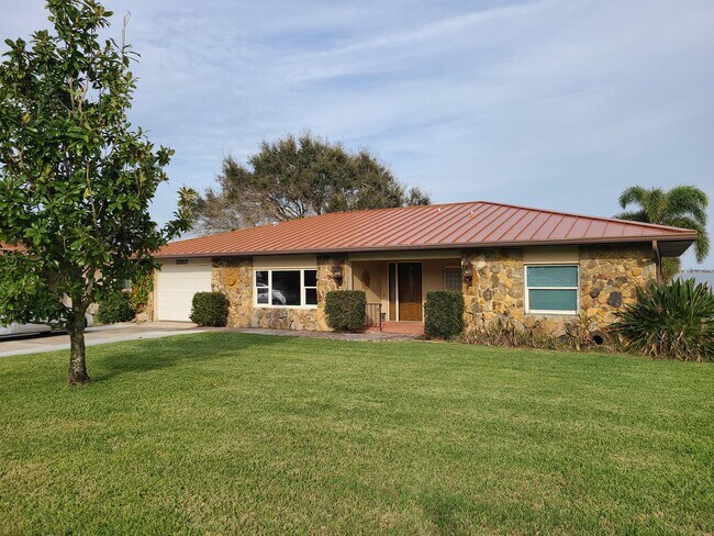Building Photo - 2557 Pineapple Ave