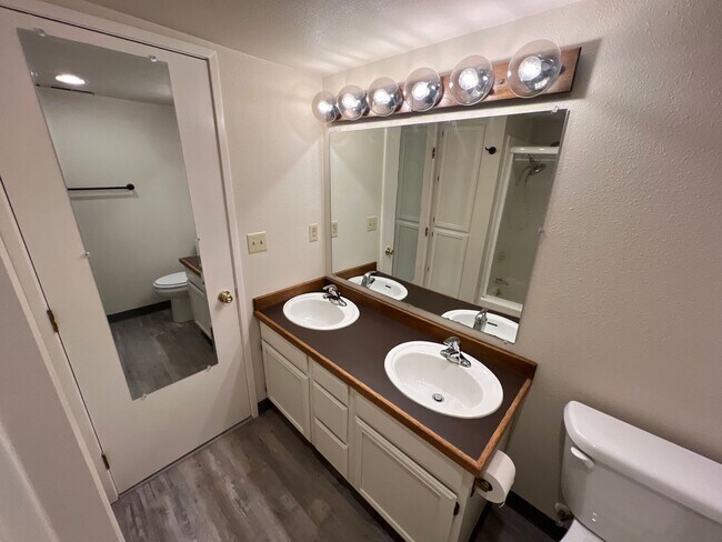 Building Photo - *Half-Off 1st Month's Rent!* Large Updated...